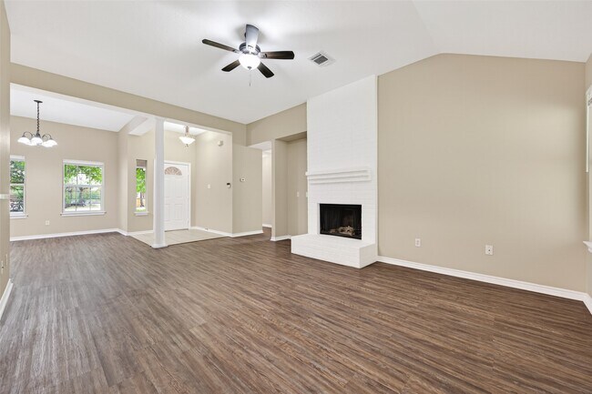 Building Photo - 11655 Lakeview Manor Dr