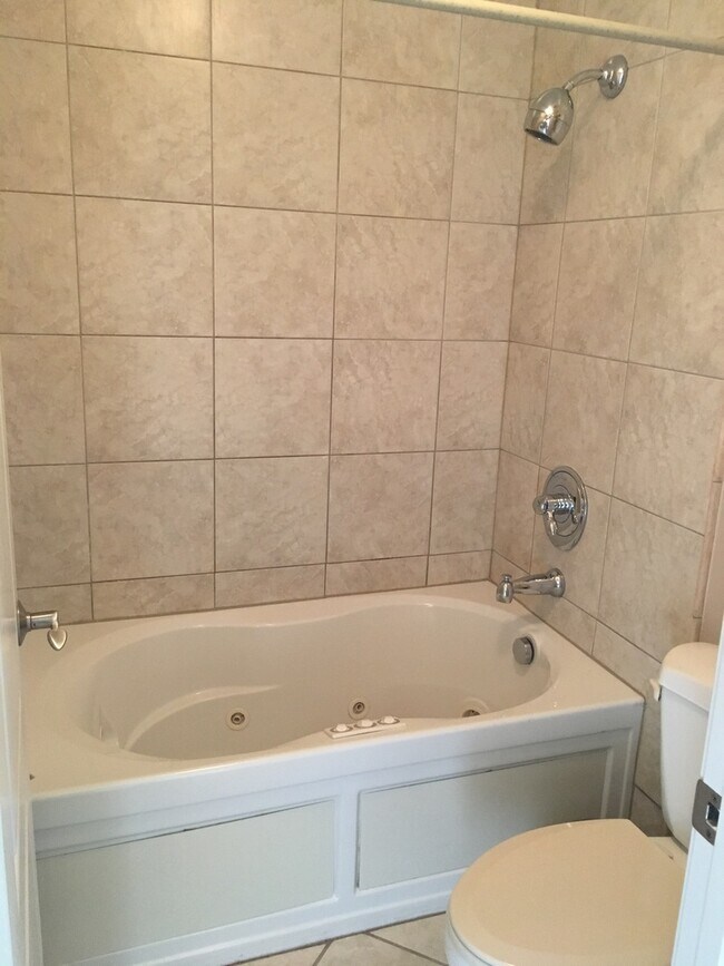 Building Photo - Wonderfully Remodeled Tri Level 3BR/2BTH Soulard Townhouse