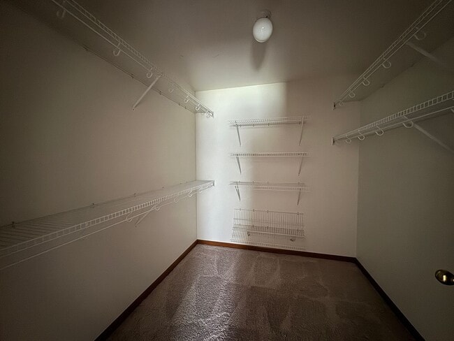 Building Photo - Beautiful, Well Maintained Condo!