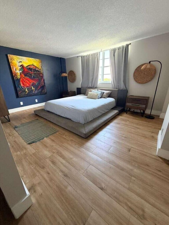 Building Photo - 301 SE 3rd St