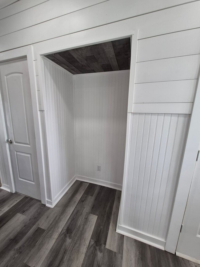 Building Photo - Get this adorable 3-bedroom 2 full bath ho...