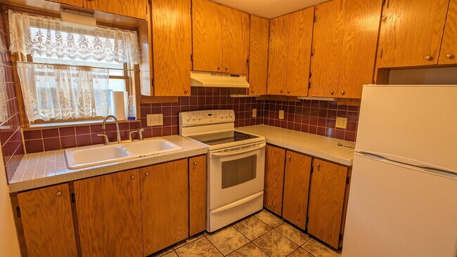 Building Photo - Duplex with in-unit laundry