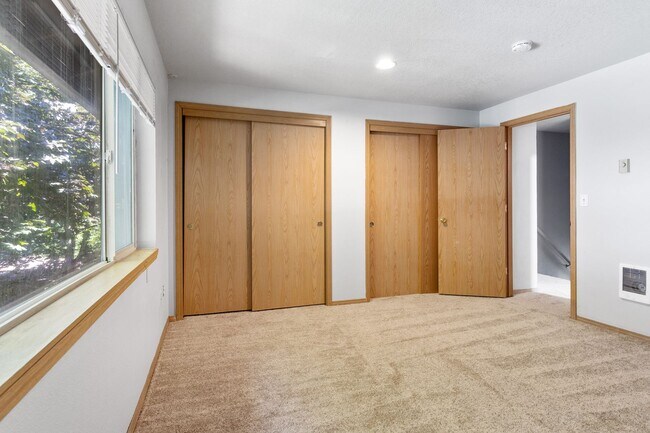 Building Photo - Large 2 bed 1.5bath townhouse