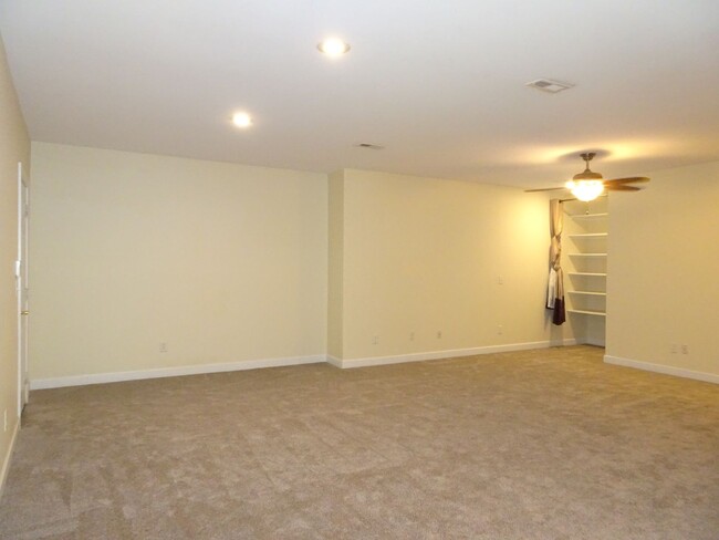 Building Photo - 4 Bedroom 3.5 bathroom Rental Home in Ford...