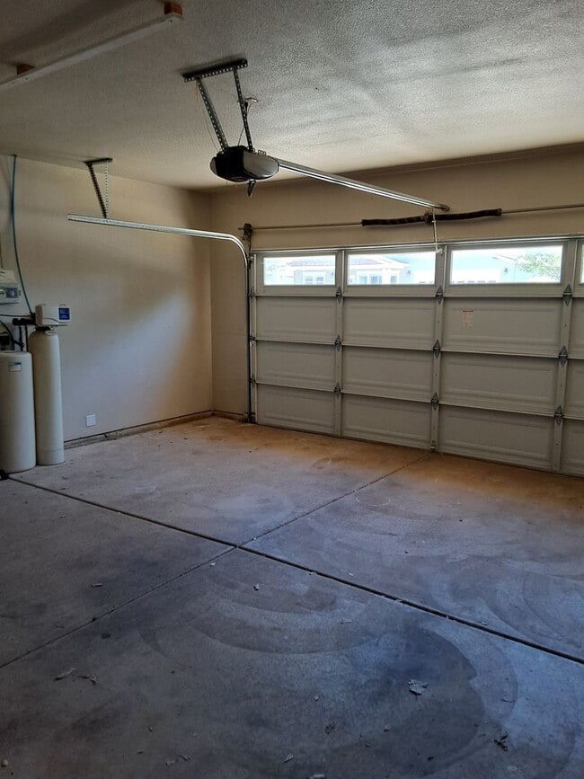 Building Photo - 4 bed / 2 bath with outdoor entertaining area