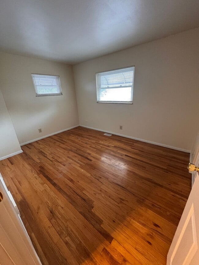 Building Photo - 3 Bedroom Home