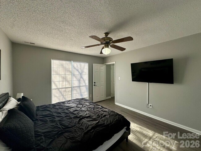 Building Photo - 9501 Pondside Ln