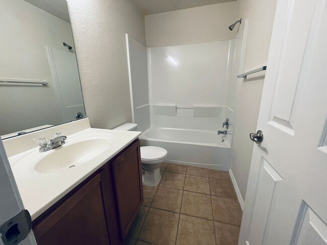 Building Photo - 3 bed 2 bath 1400 sq ft home