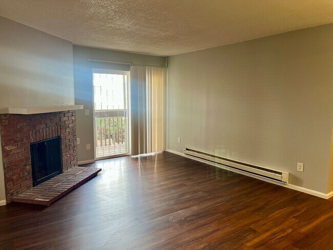 Building Photo - 2 Bedroom 2 Bathroom Aurora Condo!  ***Move-In Special***