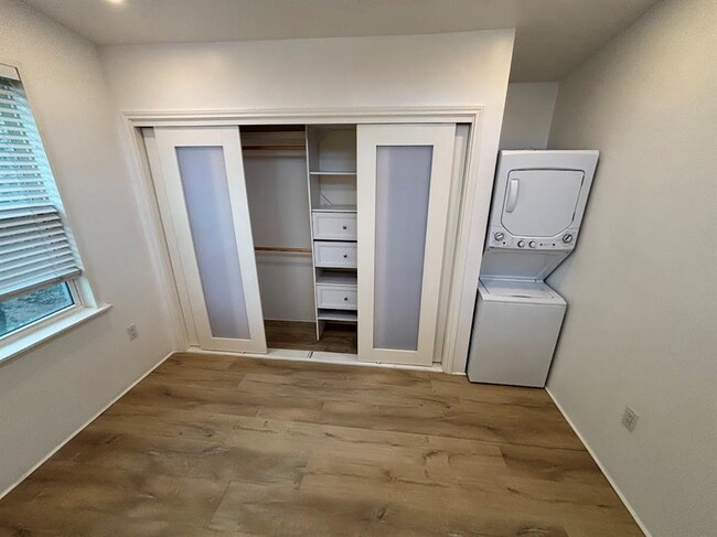 Building Photo - 1002 Spanish Oak Trail