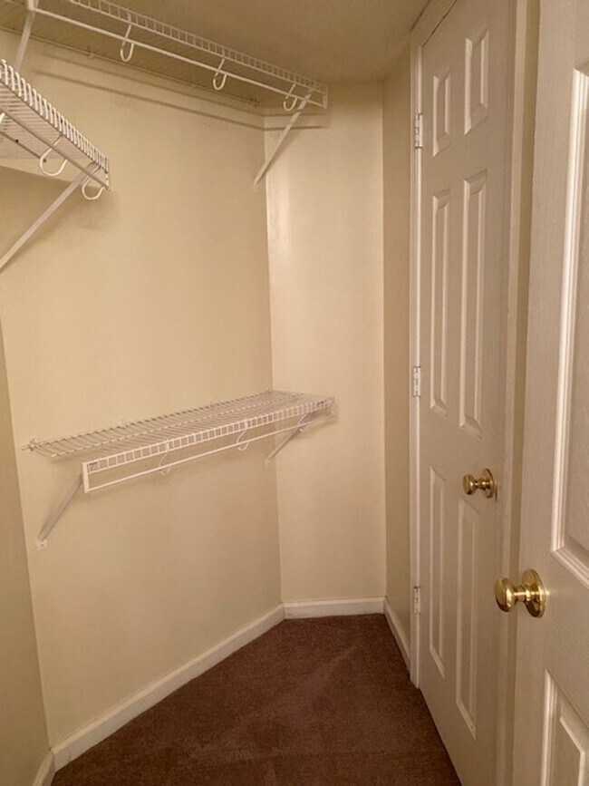 Building Photo - Condo in Holton Place