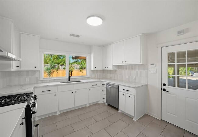 Building Photo - 712 Brownlee Cir