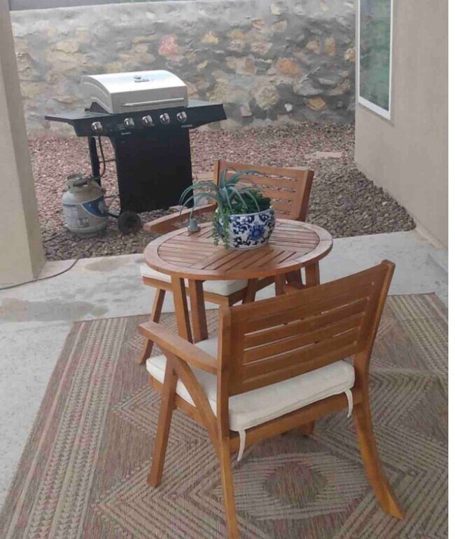 Building Photo - Eastside area for  Short or Long Term Rental(Completely Furnished) Beautiful 4 bed/2.5 baths