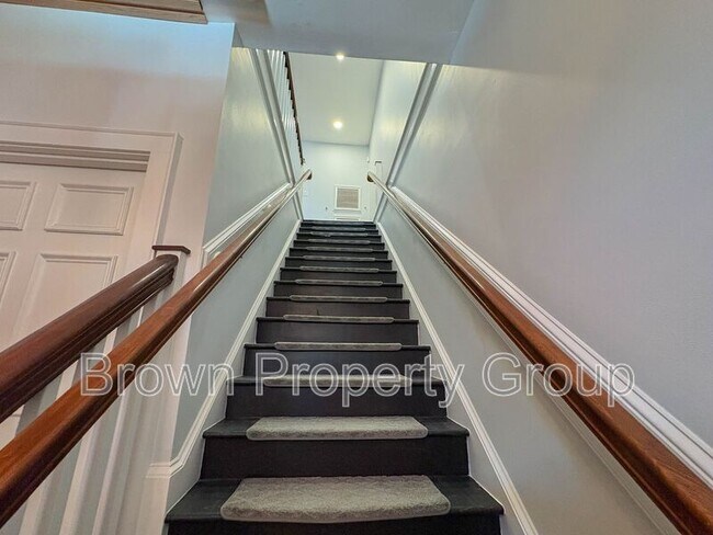 Building Photo - 123 Anderson St