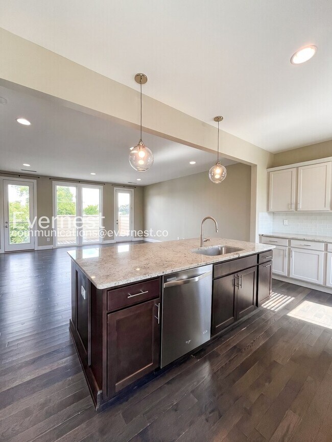 Building Photo - Spacious 3-Bed/3.5 Bath Townhome/ Available Now!