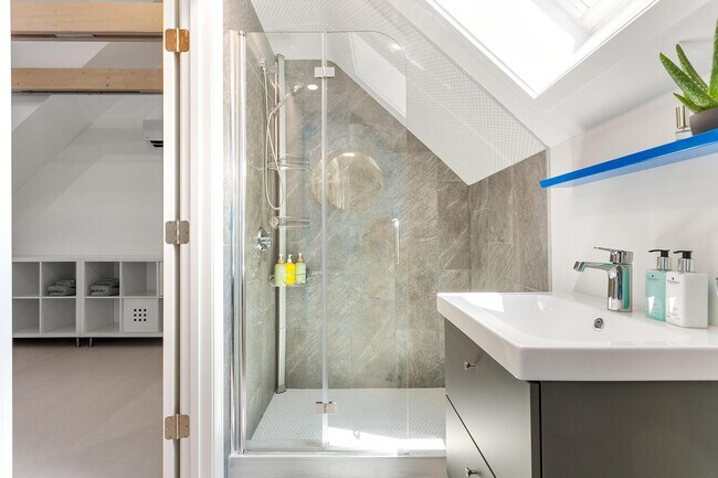 Building Photo - 130 Berkshire Trl