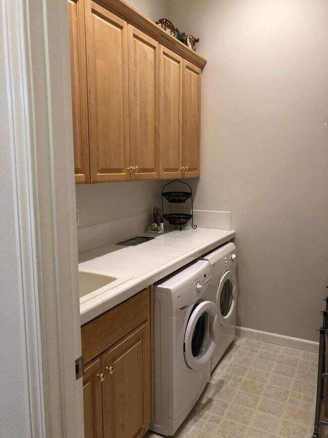 Building Photo - Beautiful 3 bedroom 2.5 Bath in North Corv...