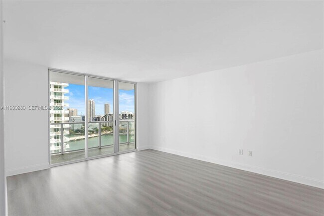 Building Photo - 1155 Brickell Bay Dr