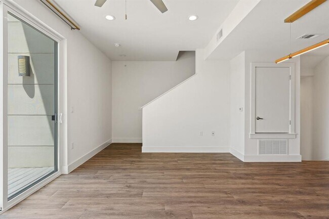 Building Photo - 604 N Bluff Dr