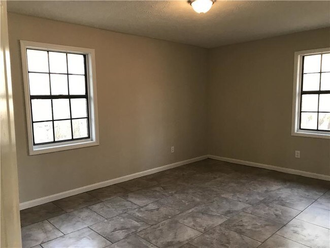 Building Photo - 150 Forest Pl