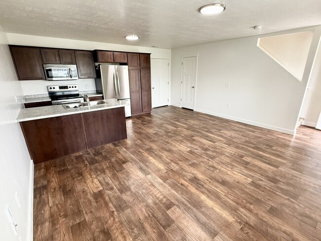 Building Photo - 676 E 550 S