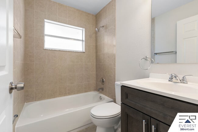 Building Photo - 734 Flora St