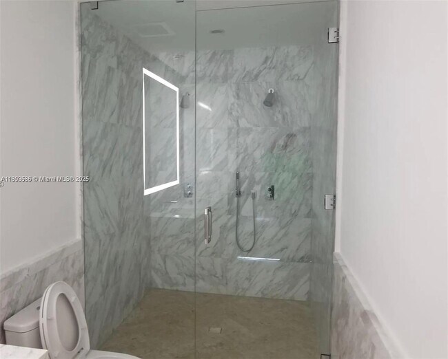 Building Photo - 2831 S Bayshore Dr