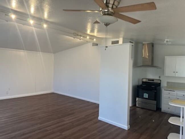 Building Photo - NEW NEW NEW! 3 BEDROOM 1 BATH IN KINGSBURG
