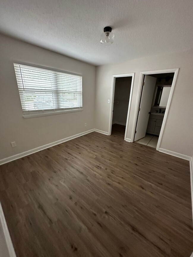 Building Photo - 3 bedroom 2 bath townhouse in Midtown!! Av...