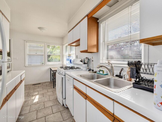 Building Photo - 405 Greenfield Ave