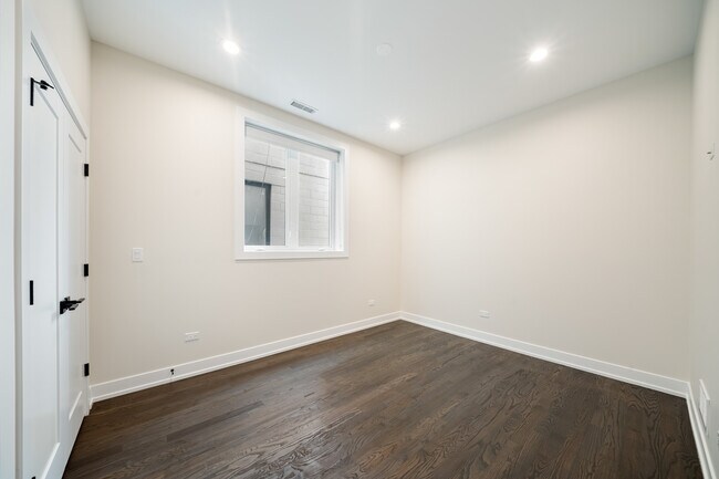 Building Photo - 408 E 50th Pl