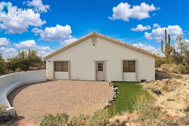 Building Photo - Stunning 2-beds, 2-baths Desert Retreat  in the highly desirable North Scottsdale area!