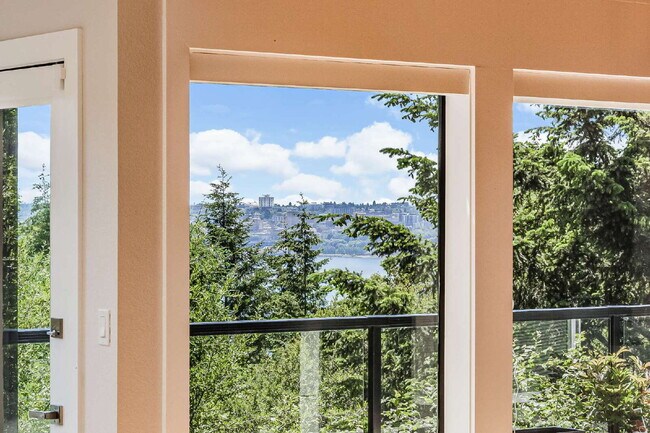 Building Photo - Sophisticated and Elegant home is located in Harbor Ridge at Browns Point. Spacious 4 bedroom, 4 ...