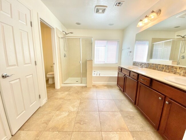 Building Photo - Inviting home with relaxing backyard spa in desirable Henderson location