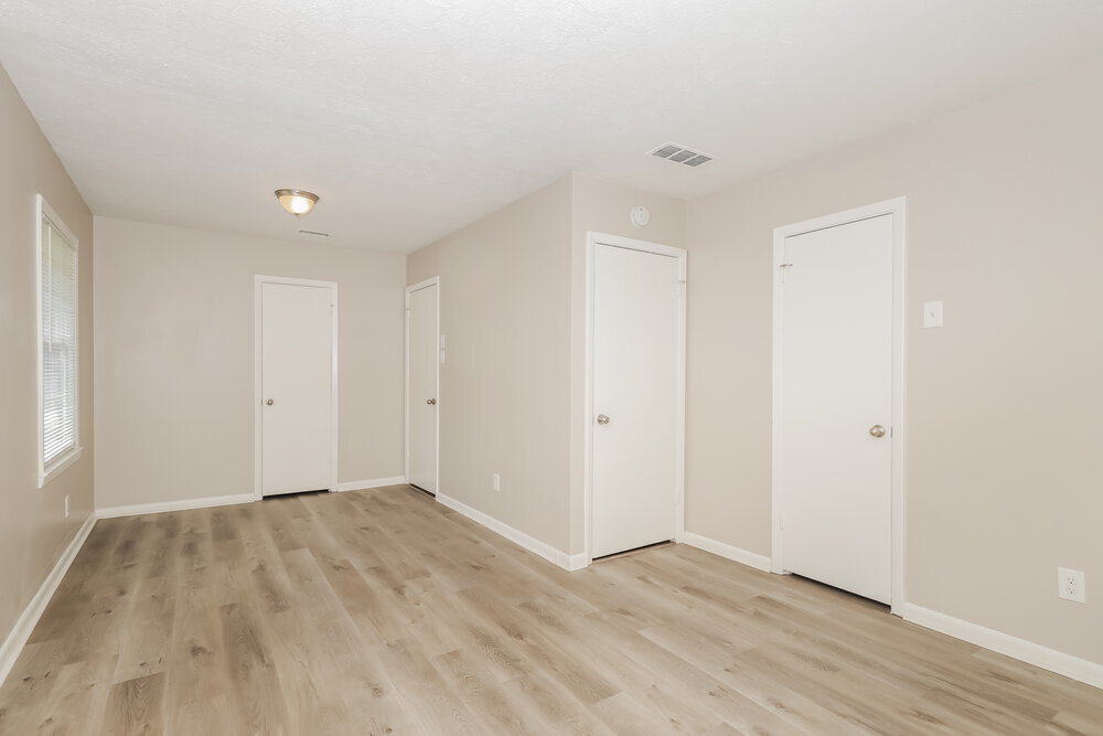 Building Photo - 635 Roxbury Dr