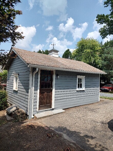 Building Photo - 107 Colonial Ave