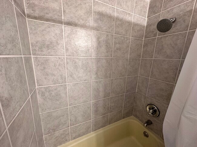 tiled tub! - 915 Edgell Rd