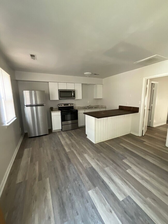 Building Photo - Quiet One Bedroom Apartment off Rodman Ave