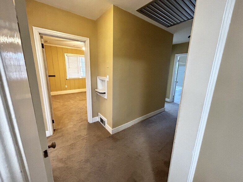 Hallway 4 - 2919 Henry St
