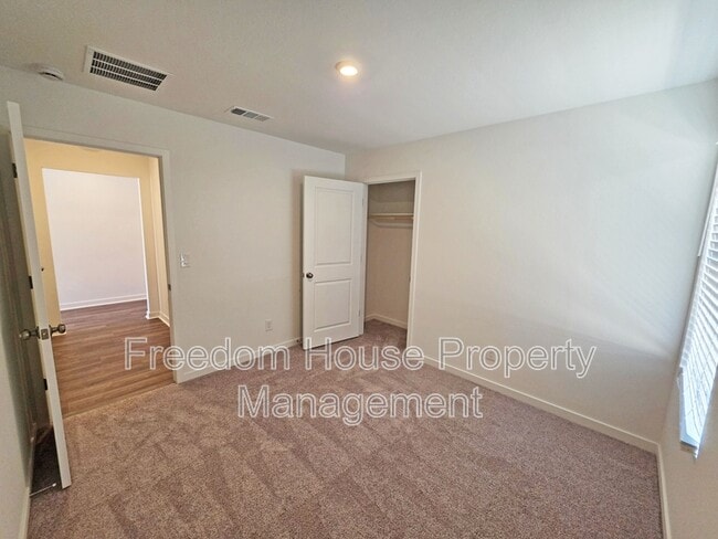 Building Photo - 663 Huyana Wind Dr