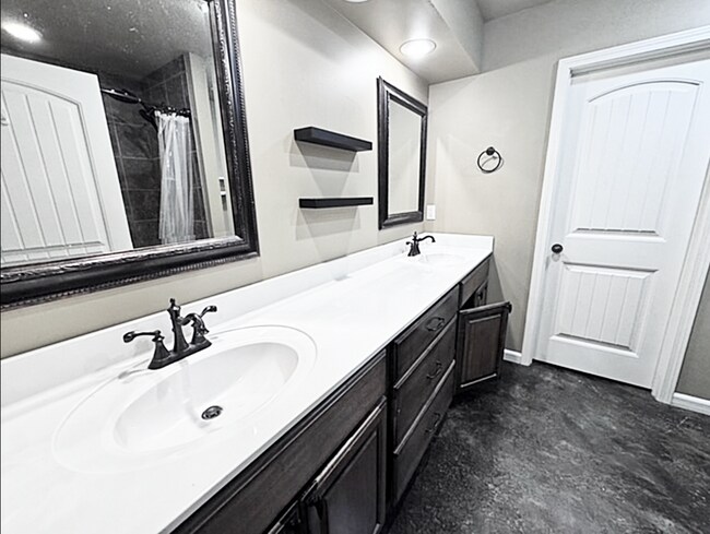 Building Photo - 3 Bedroom, 2 Bathroom Home