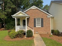 Building Photo - 2 Bedroom / 2 Bath End Unit Townhome in Ce...