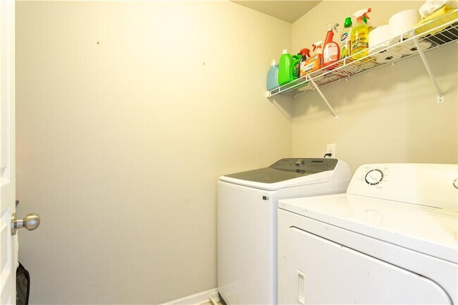 Building Photo - 302 Pebblestone Ln
