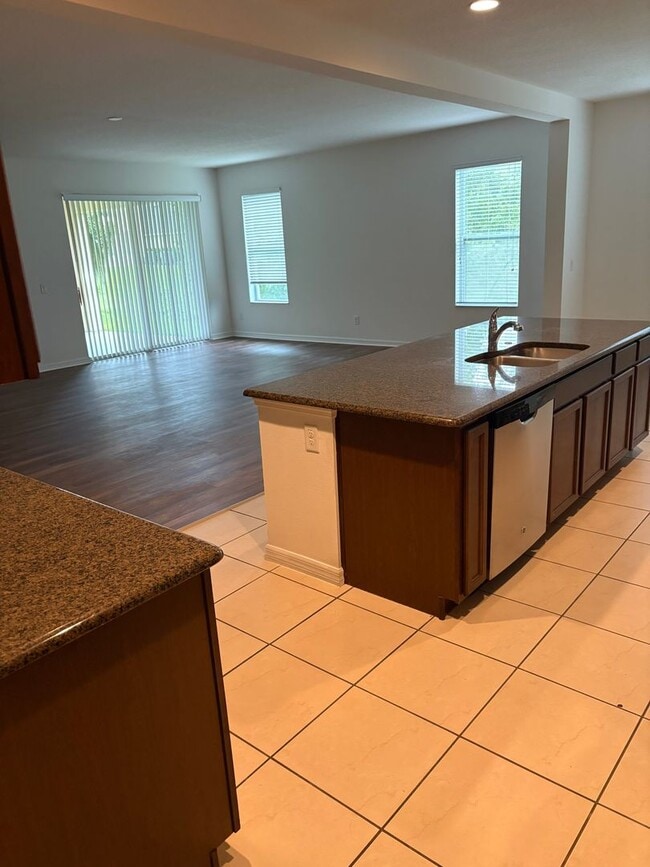 Building Photo - IMMEDIATE OCCUPANCY !!! LARGE// 5 Bedroom ...
