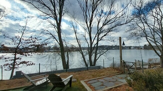 Building Photo - 10 Pine Point Rd