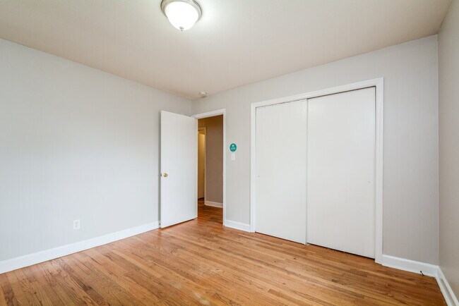 Building Photo - 110 E Crestview Dr