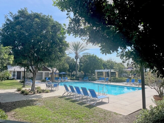 Building Photo - Spacious 1 Bedroom 1 1/2 Bathroom Townhome...