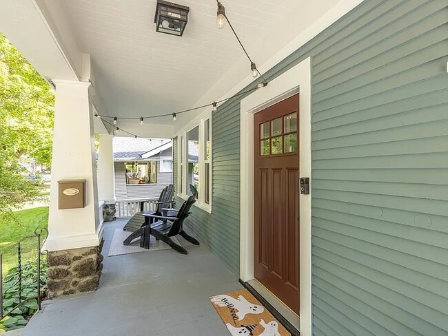 Building Photo - 423 W 17th Ave