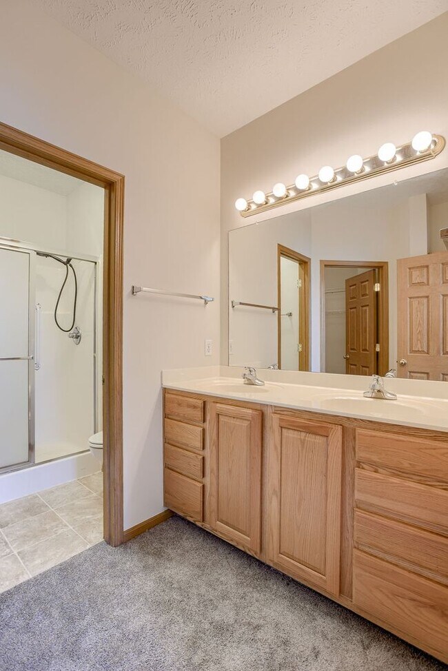 Building Photo - Spacious 3 Bedroom Gem In Southwest Omaha!!