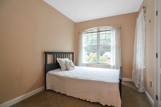 Building Photo - 614 Pond St